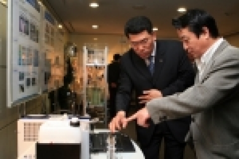 코오롱그룹 이웅열 회장이 30일, '그룹 신기술전시회'에 참석, 연구진으로부터 자동차소재에 관한 설명을 듣고 있다. 사진 오른쪽 이웅열 회장