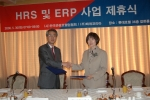 시리코리아와 (사)한국관광호텔업협회간 전략적 제휴계약 사진.(사진 왼쪽이 한국관광호텔협회 제창근 사무총장, 오른쪽이 시리코리아 이후숙 헬렌 사장) 