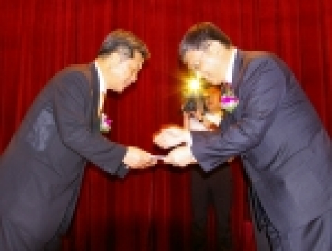 이경하 사장을 대신하여 박영일 과학기술부 차관으로부터 'IR52 장영실상'을 수상하고 있는 중외제약 김지배 부사장