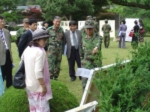 육군 7군단(중장 김근태)은 29일과 30일 양일간 장병 진중창작품 전시회와 함께 한국시예협회 지원으로 시화전을 부대 본청 일대에서 개최함으로써 평소 바쁜 군생활로 문화 생활을 접하기 어려운 장병들에게 정서를 함양하는 뜻 깊은 시간을 가졌다.