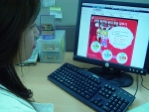 글로벌21 사이트에 접속해서 이벤트에 참여하고 있는 직장인