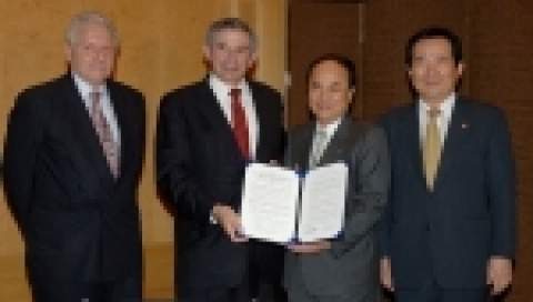 우측부터 산자부 정세균장관, KOTRA 홍기화사장, WORLD BANK 폴 월포위츠 총재, WORLD BANK 데니 라이프찌거 부총재