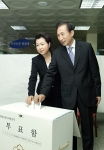 지방선거 투표하는 이명박 시장 내외