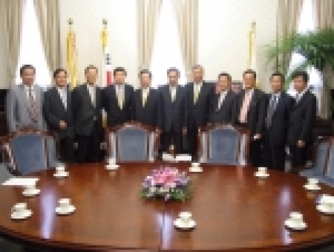 김철수 회장은 이규항․유희탁 감사를 비롯 남궁성은․성상철․허춘웅 부회장 및 박정구 상근부회장, 백성길 대외협력위원장, 박상근 총무위원, 윤견일 학술