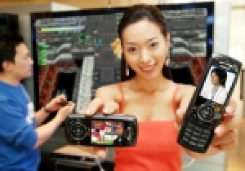 삼성전자가 3D게임, 위성 DMB 등 최신 엔터테인먼트 기능을 하나의 휴대폰으로 즐길 수 있는 「3D 게임 DMB폰(SPH-B3200)」을 업계 첫 출시한다고 밝혔다. 