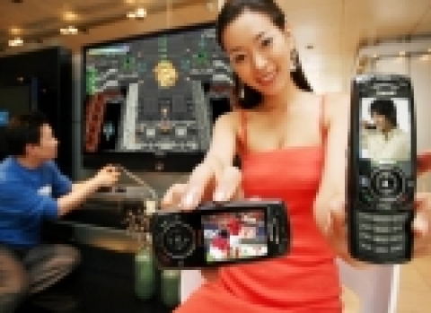 삼성전자가 3D게임, 위성 DMB 등 최신 엔터테인먼트 기능을 하나의 휴대폰으로 즐길 수 있는 「3D 게임 DMB폰(SPH-B3200)」을 업계 첫 출시한다고 밝혔다. 