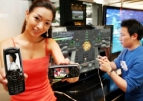 삼성전자가 3D게임, 위성 DMB 등 최신 엔터테인먼트 기능을 하나의 휴대폰으로 즐길 수 있는 「3D 게임 DMB폰(SPH-B3200)」을 업계 첫 출시한다고 밝혔다. 