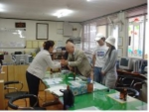 일본 재일교포인 이학이(李鶴伊ㆍ79) 옹이 지난달 30일 오전 창원시 사파동 소재 아동보육시설인 동보원을 방문하여 성금 1,000만원을 전달하는 모습