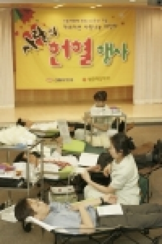 신동아화재는 1일 서울 태평로 본사에서 임직원 200여 명이 참여한 가운데 사랑 나누기 헌혈 행사를 가졌다. 오는 9일까지 전국의 설계사와 임직원 등 500여 명이 참여하는 이번 사랑의 헌혈 행사를 통해 모아진 혈액 및 헌혈증은 혈액 부족으로 고통 받고 있는 이웃들에 전달될 예정이다.