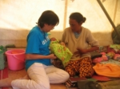 Photo Caption: Shui-Meng, Representative, UNICEF, Timor-Leste with Lidia Octavia (mother of two day old baby) UNOTIL camp, Dili* Photo Credits: &copy;UNICEF/Robert Johnson