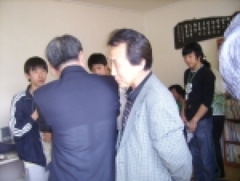 시설을 둘러보는 회장단