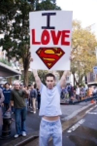 ‘I LOVE SUPERMAN’이라고 써 있는 피켓을 들고 있는 브라이언 싱어
