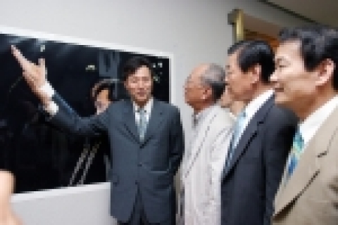 선거사진전에서 오세훈 당선자와 상명대 관계자들이 선거와 사진전에 대해서 이야기 하고 있다. 왼쪽부터 오세훈 당선자, 상명대 이준방 이사장, 김충용 종로구청장 당선자, 상명대 서명덕