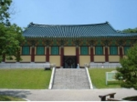 경내에 있는 현재의 유물전시관 전경