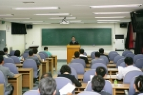 정경득 경남은행장이 경남대 경영대학원의 최고경영자과정에서 특강하고 있다.