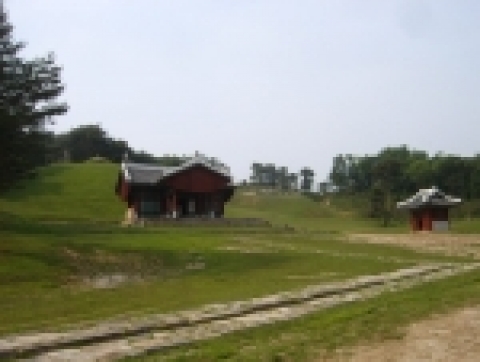 (좌) 선조대왕 릉, (우) 의인왕후 릉