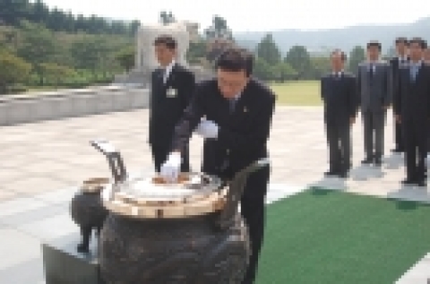 전상우 특허청장이 분향을 하고 있다.