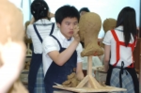 조선대학교(총장 김주훈) 주최로 6월 2일 열린 제43회 전국학생 미술실기대회에 참가한 학생들이 진지한 표정으로 작업하고 있다. 