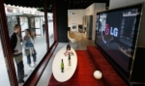 LG전자가 영국 최고급 백화점인 '해롯(Harrods)' 백화점 1층 쇼윈도에 102인치 PDP TV를 전시해 쇼핑객들의 눈길을 사라잡고 있다.