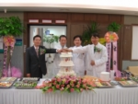 방사선종양학과 개설식에서 (왼쪽부터) 민병국 중앙대용산병원장, 김세철 중앙대의료원장, 장세경 중앙대병원장, 박석원 중앙대병원 방사선종양학과장이 기념 케익 커팅을 하고 있다.
