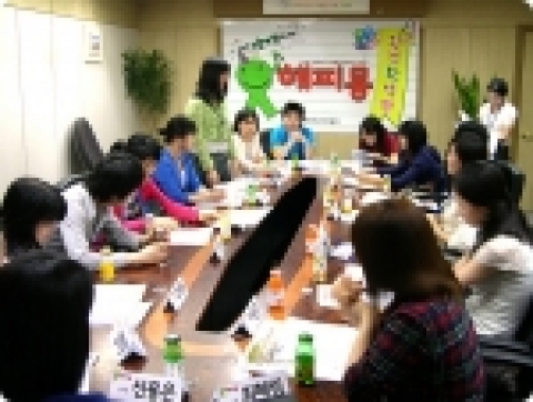 온오프라인 상품권 발행업체 해피머니아이엔씨의 상품권 체험단인 &lt;해피몽&gt; 1기 회원들이 모여 상품에 대한 생각을 발표하고 토론을 하고 있는 모습.