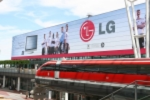 LG전자가 독일 뮌헨(Munchen) 공항 청사에 설치한 독일 대표팀 클린스만 감독과 대표팀 선수단을 활용한 초대형 광고판을 설치해 축구 관람객들의 이목을 집중시키고 있다.