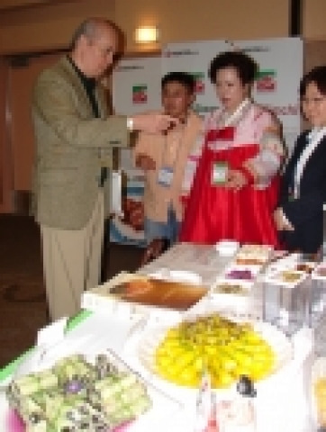 지난달 열린 샌프란시스코 박람회장에서 김순자 대표가 김치 시식 및 상담하고 있는 모습