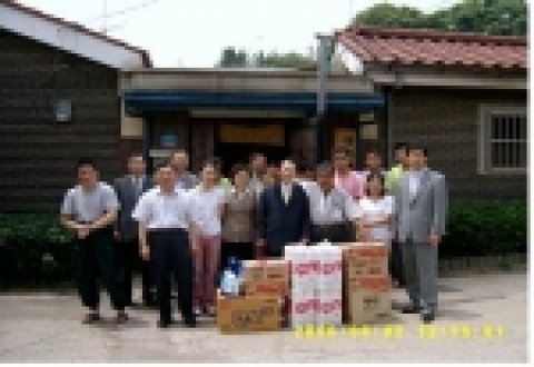 부천시 수도행정과 직원들이 장애 불우시설에 생필품 전달 및 도시락 함께 먹으며 사랑 나눔 실천하였다