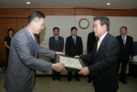 이달의 우수기업(5월)으로 선정된 하나가 표창받는 모습