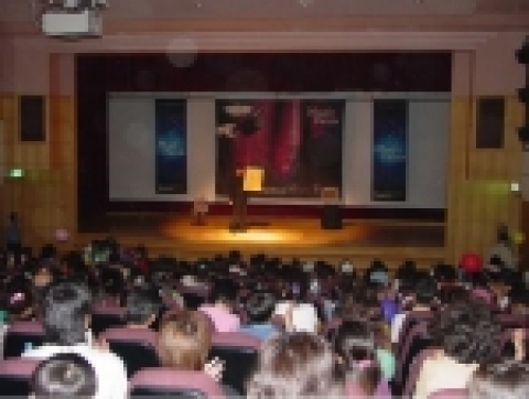 2006년5월5일 어린이날 박물관에서 펼쳐진 마술공연 사진