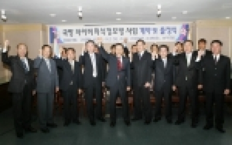 대우루컴즈는 국방부에서 주관하는 &#039;사이버지식정보방&#039; 구축 사업의 PC공급 업체로 선정되어 데스크탑, 모니터 각4만대를 공급하는 계약을 체결하였다.(앞줄 좌측 3번째 대우루컴즈 윤춘기 대표이사)