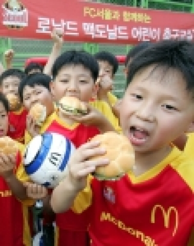 서울 중구 손기정 체육공원에서 열린 &#039;로날드 맥도날드 축구교실&#039;에 참가한 어린이들이 &#039;월드컵 사커번&#039;을 들고 즐거워 하고 있다.