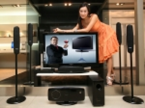 삼성전자가 현재 전 세계적으로 폭발적인 인기를 얻고 있는 명품 LCD TV '보르도'와 조화된, 감각적인 디자인의 홈시어터(일명, 보르도 홈시어터)를 출시했다고 