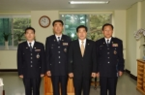 왼쪽부터 황봉필 경사(도봉경찰서), 김효중 경위(도봉경찰서 형사과강력4팀장), 서승진 산림청장, 이용수 경정(도봉경찰서 형사과장)