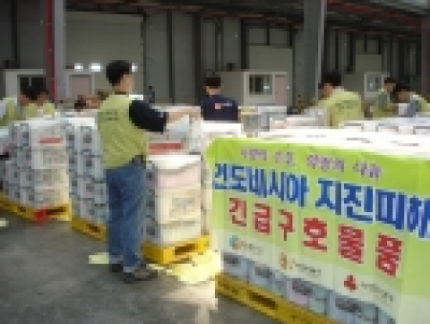 포스코가 강진으로 참사를 빚은 인도네시아에 시가 5000만원에 상당하는 긴급구호용 물품 500세트를 지원했다.