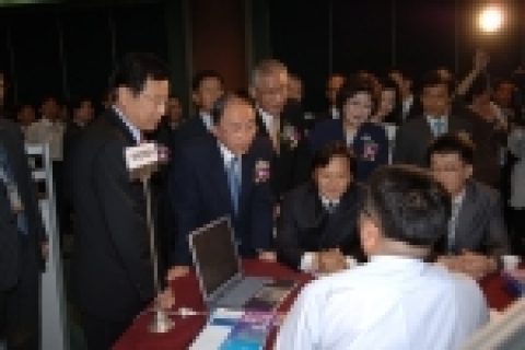 상담 창구에서 상담하는장면
