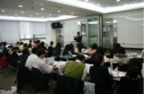 롯데관광은 '국외여행인솔자 아카데미'를 광화문빌딩 본사에 개설, 수강생을 모집중이다.