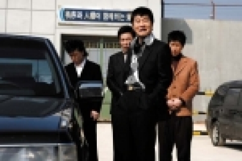 영화 <원탁의 천사>에서 1인 2역하는 김상중
