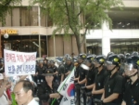 보훈정책 차별철폐 촉구 집회를 마친 참전무공수훈 미망인들이 국가보훈처의 무공수훈유족에 대한 차별에 대한 억울함을 호소하기 위해 청와대로 행진을 시도하자 경찰이 전경 중대를 동원하여