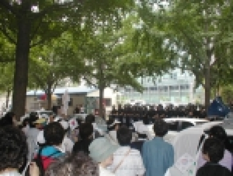 참전 무공수훈 미망인들이 인도로 다시 올라와 