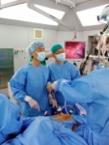 개원 2주년을 맞아 화순전남대학교병원(원장·김영진 교수)이 직장암을 앓고 있으면서 가정형편이 어려워 수술을 받지 못하는 환자를 대상으로 무료 수술을 펼쳤다.
