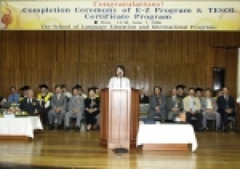총장상을 수상한 김재영(생명과학부) 씨가 영어로 인사말을 하고 있다.