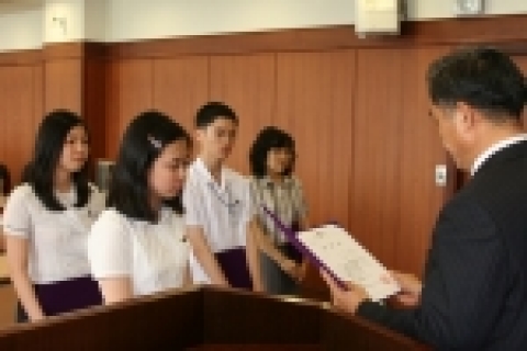 선문대 제3회 외국어경시대회 시상식에서 수상자들에게 상장을 수여하는 이기용 교수(대회위원장)