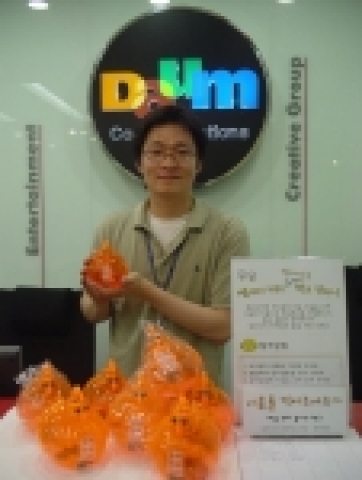 다음은 ‘Daum 지구촌 희망학교’ 프로젝트에 동참 의사를 밝힌 직원들을 대상으로 병아리 모양의 저금통을 나눠주고, 여기에 자신이 실제 기부한 금액이 건축에 필요한 벽돌 몇 장에 