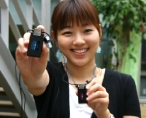 코원이 출시한 목걸이형 패션 MP3P ‘iAUDIO T2’ 