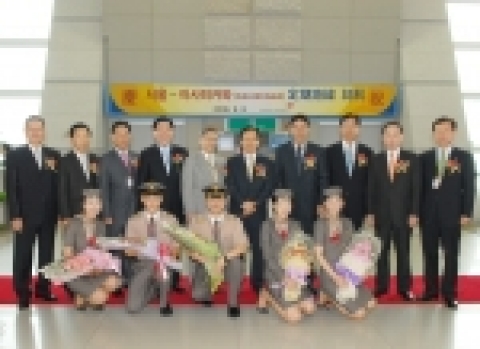 아시아나항공 일본 북해도 아사히카와 취항식을 기념하며, 강주안 아시아나항공 사장과 오시마 쇼타로 주한 일본대사등이 참석한 가운데 승무원들과 기념촬영을 하고 있다. 