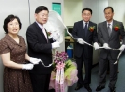이만기 기상청장(오른쪽 두 번째)이 6월 7일 오후 구본제 기상청 차장(왼쪽 두번째), 정효상 기상연구소장(오른쪽) 등과 함께 ‘황사연구팀’ 현판식을 갖고 있다.