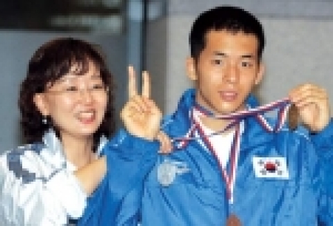 장애인수영국가대표 김진호 선수와 어머니 유현경씨