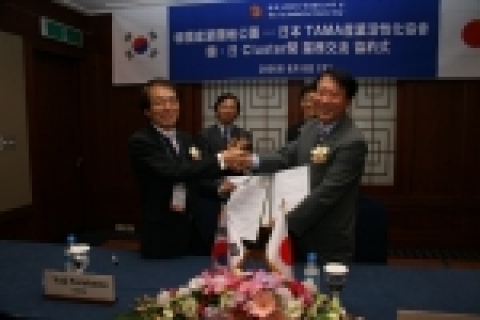 김칠두 한국산업단지공단(사진 오른쪽) 이사장은 6월 8일 오전 11시 30분 서울 삼성동 그랜드 인터컨티넨탈 호텔(2층 위스테리아룸)에서 '제1회 산업단지 혁신클러스터의 
