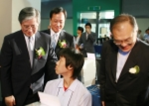 (좌로부터)김성재 한국장애인단체총연맹 대표, 김신배 SKT사장, 강지원 정보통신윤리위원장이 대회장을 돌며 장애청소년들을 격려하고 있다.